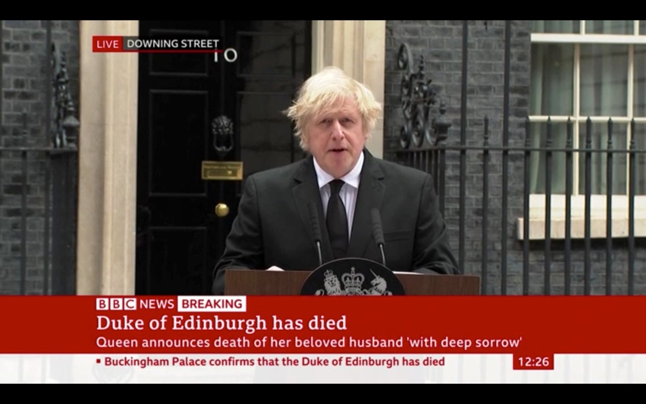 <p>El primer ministro Boris Johnson ha rendido homenaje al duque de Edimburgo por su “firme apoyo a Su Majestad la Reina... su fuerza y permanencia durante más de 70 años”.</p>