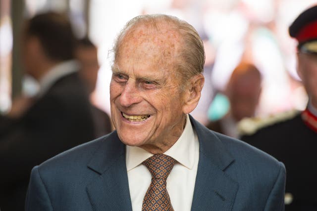 <p>El esposo de la reina, el príncipe Felipe, duque de Edimburgo, murió a la edad de 99 años, anunció el Palacio de Buckingham</p>