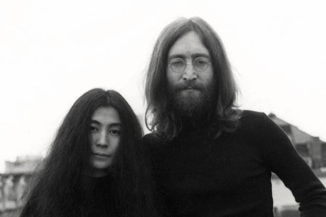 Yoko Ono y John Lennon en París