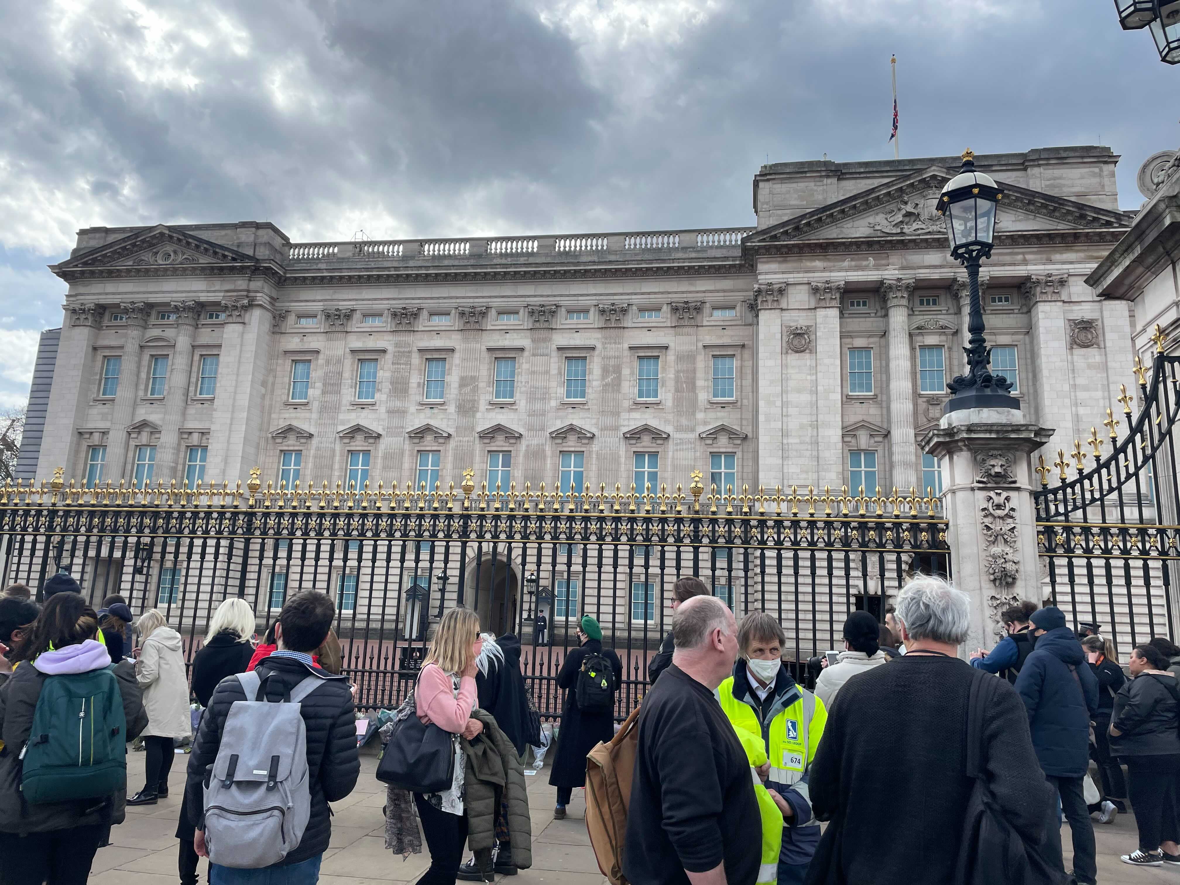 Οι θρηνητές συγκεντρώθηκαν μόλις έξω από τις πύλες του παλατιού