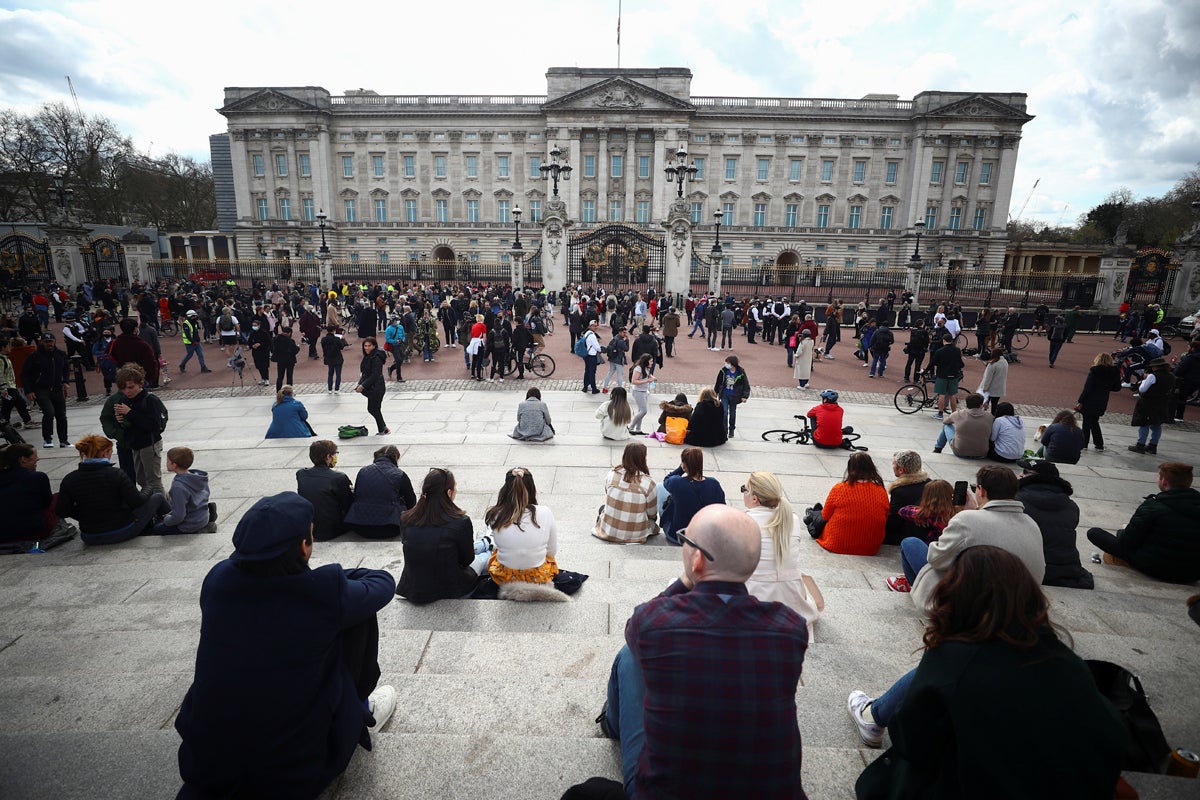Mourners gather outside Buckingham Palace