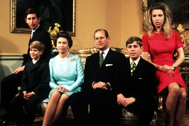 Una imagen de 1972 que muestra al príncipe Carlos, el príncipe Eduardo, la reina Isabel II, el duque de Edimburgo, el príncipe Andrés y la princesa Ana.
