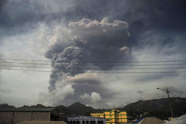 <p>La erupción arrojó cenizas a más de 33,000 pies (10.000 metros) hacia el cielo</p>