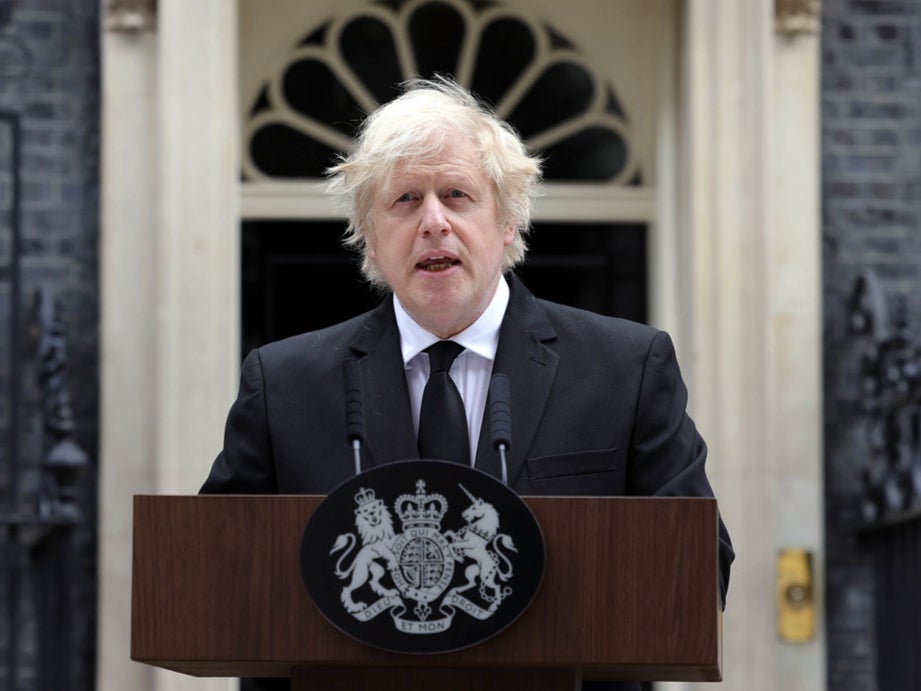 <p>Johnson tomó la decisión de no asistir a fin de no ocupar un espacio que pudiera ser usado por un miembro de la familia del duque de Edimburgo.</p>