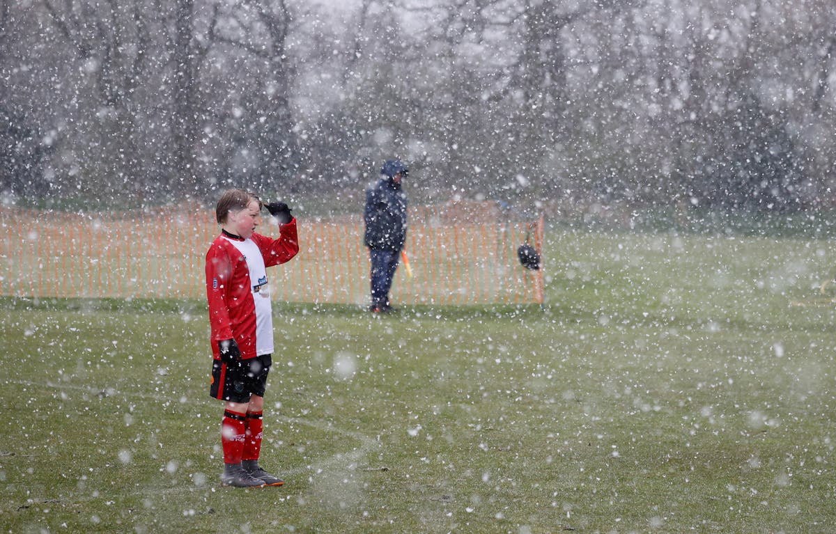 UK weather: Parts of country hit by snow before temperatures soar next week