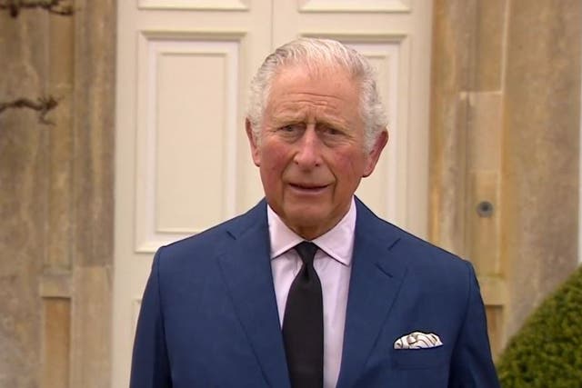 <p> Captura de video tomada de BBC News del Príncipe de Gales, hablando con los medios de comunicación en su casa de Gloucestershire, Highgrove, mientras rinde homenaje a su padre, el duque de Edimburgo. Fecha de emisión: sábado 10 de abril de 2021. </p>