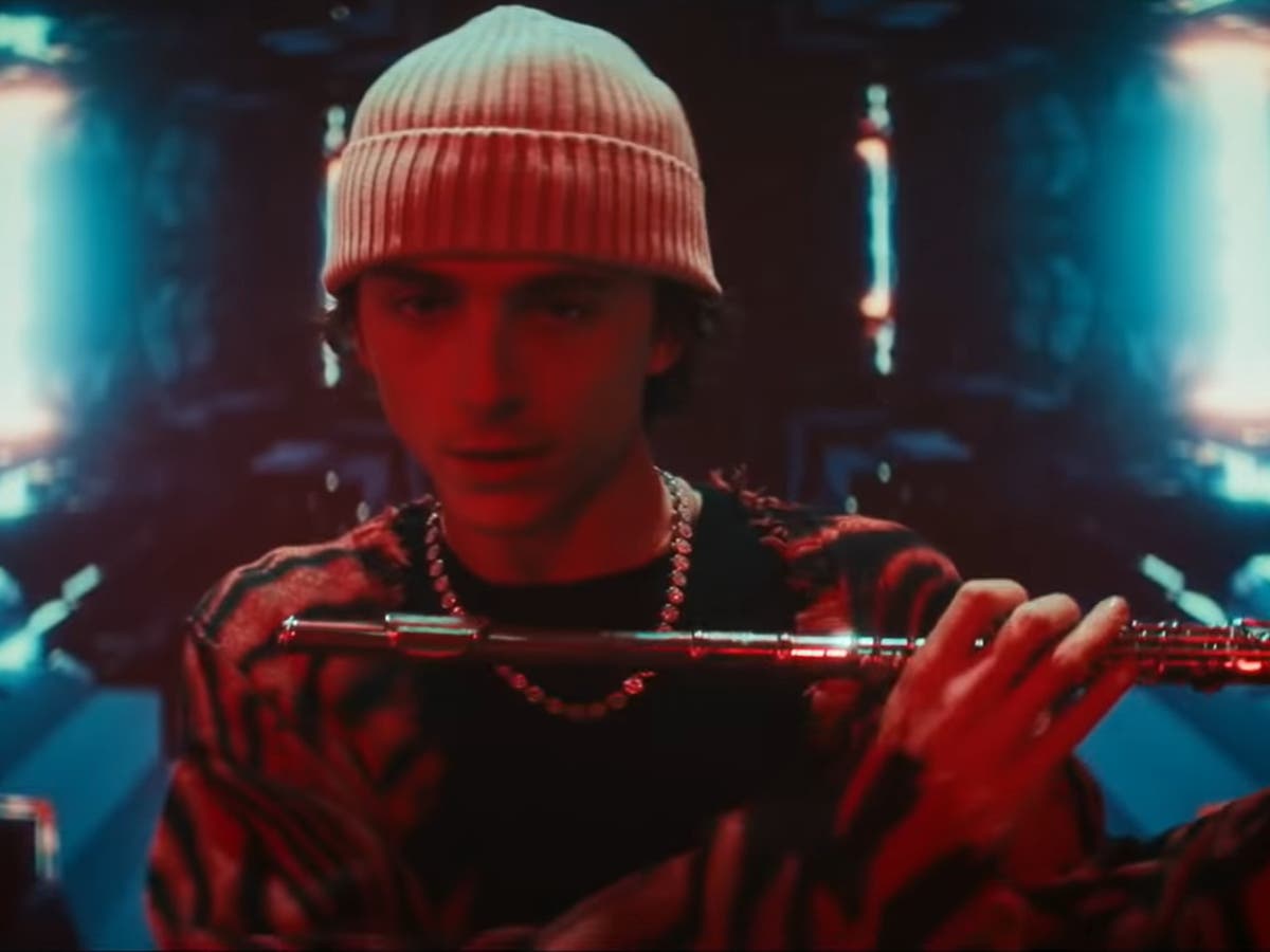 SNL: Timoth&eacute;e Chalamet makes &lsquo;hilarious&rsquo; surprise cameo playing a flute with Kid Cudi