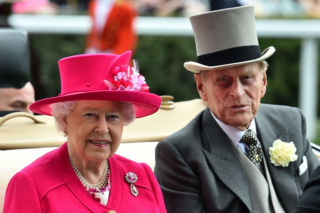<p>La reina Isabel II de Gran Bretaña (izquierda) y el príncipe Felipe, duque de Edimburgo (derecha) de Gran Bretaña llegan en un carruaje tirado por caballos el primer día del evento anual de carreras de caballos Royal Ascot cerca de Windsor, Berkshire. - El esposo de la reina Isabel II, el príncipe Felipe, quien recientemente pasó más de un mes en el hospital y se sometió a un procedimiento cardíaco, murió el 9 de abril de 2021, anunció el Palacio de Buckingham. Tenía 99 años.</p>