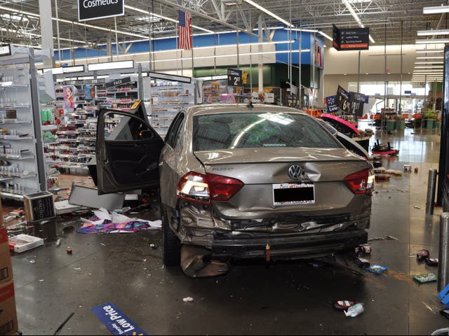 <p>Imágenes publicadas por la policía de Concord muestran daños causados a una tienda Walmart el 2 de abril.</p>