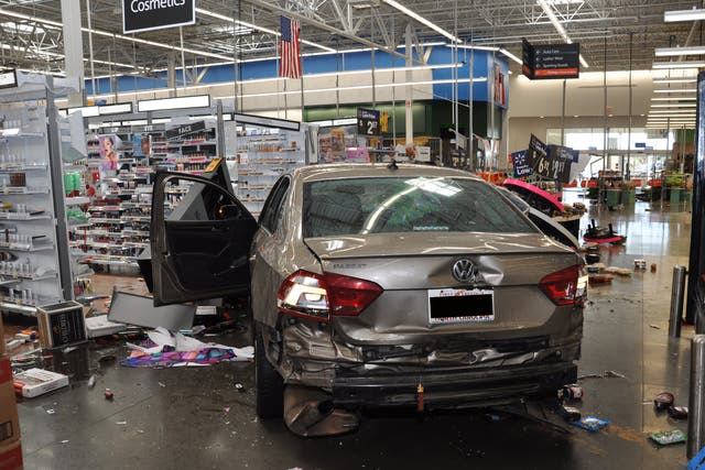 <p>Imágenes publicadas por la policía de Concord muestran daños causados a una tienda Walmart el 2 de abril.</p>
