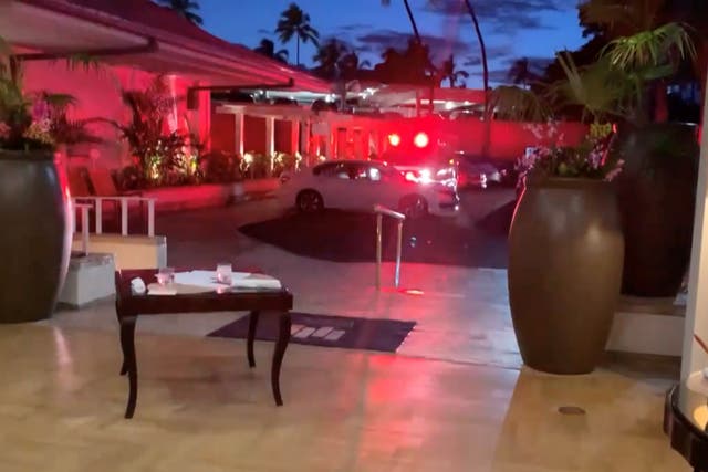 <p>El vehículo de respuesta de emergencia se ve en Kahala Resort & Hotel en Honolulu, Hawaii, EE. UU., 10 de abril de 2021 en esta imagen fija obtenida de un video de redes sociales. El hotel fue cerrado luego de que un hombre armado disparara a través de la puerta de una habitación de invitados y se atrincherara adentro, pero no hubo reportes de heridos, informó Hawaii News Now. </p>