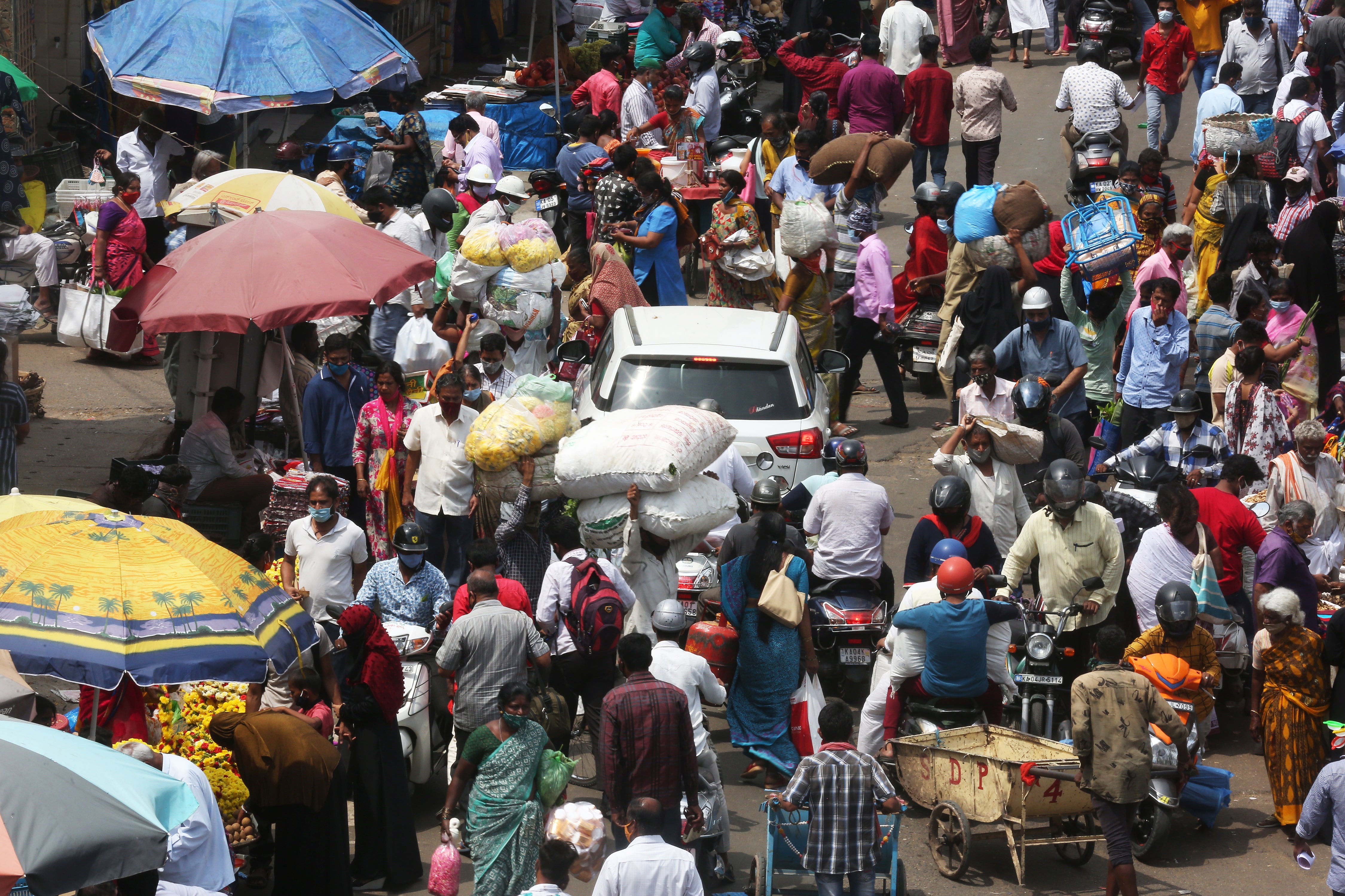 People continue to gather in markets of crowded city area in Bengaluru, even as cases grow