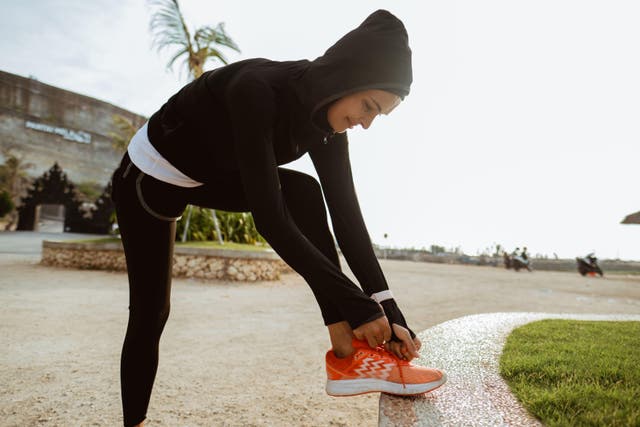 Joven mujer musulmana atar cordones