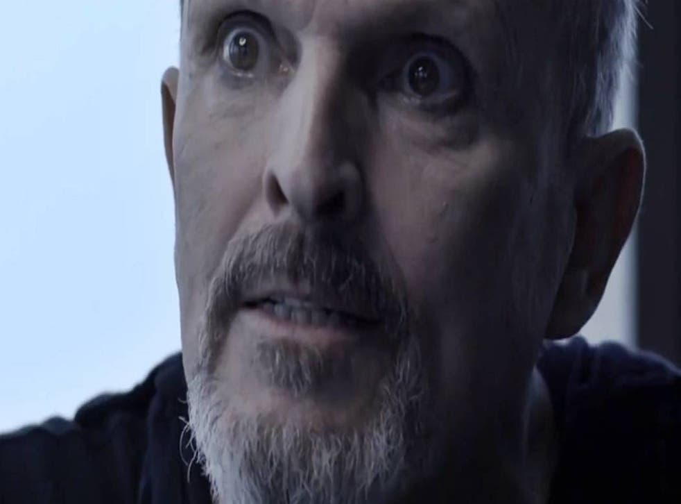 <p>Uno de los momentos más emocionales de la charla entre Bosé y Évole fue cuando el cantante recordó una anécdota donde su padre lo obligó a ir de cacería.</p>