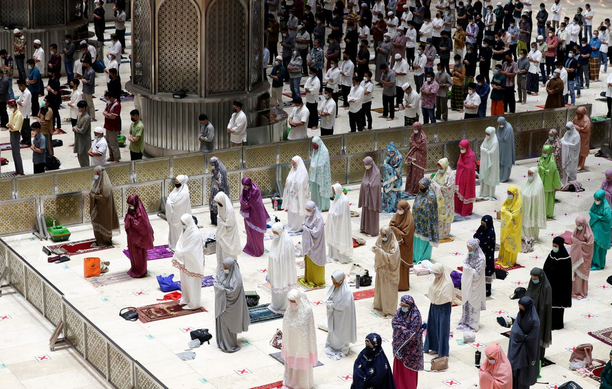 Muslims open Ramadan with social distanced prayers, vaccines