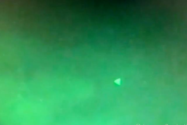 Un video que muestra objetos en forma de pirámide flotando sobre un destructor de la Marina de los EE. UU.