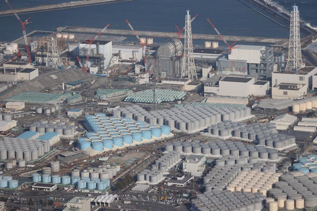 Esta foto de archivo del 14 de febrero de 2021 muestra una vista aérea de la planta de energía nuclear de Fukushima Daiichi de TEPCO en proceso de desmantelamiento.