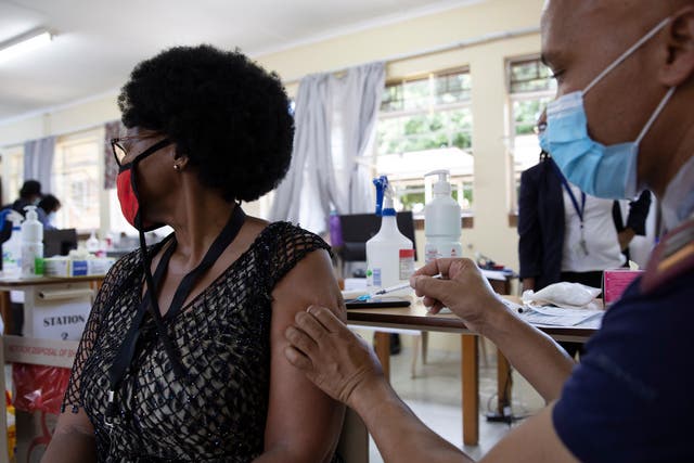 Un trabajador de la salud sudafricano recibe la vacuna Johnson & Johnson de dosis única en febrero