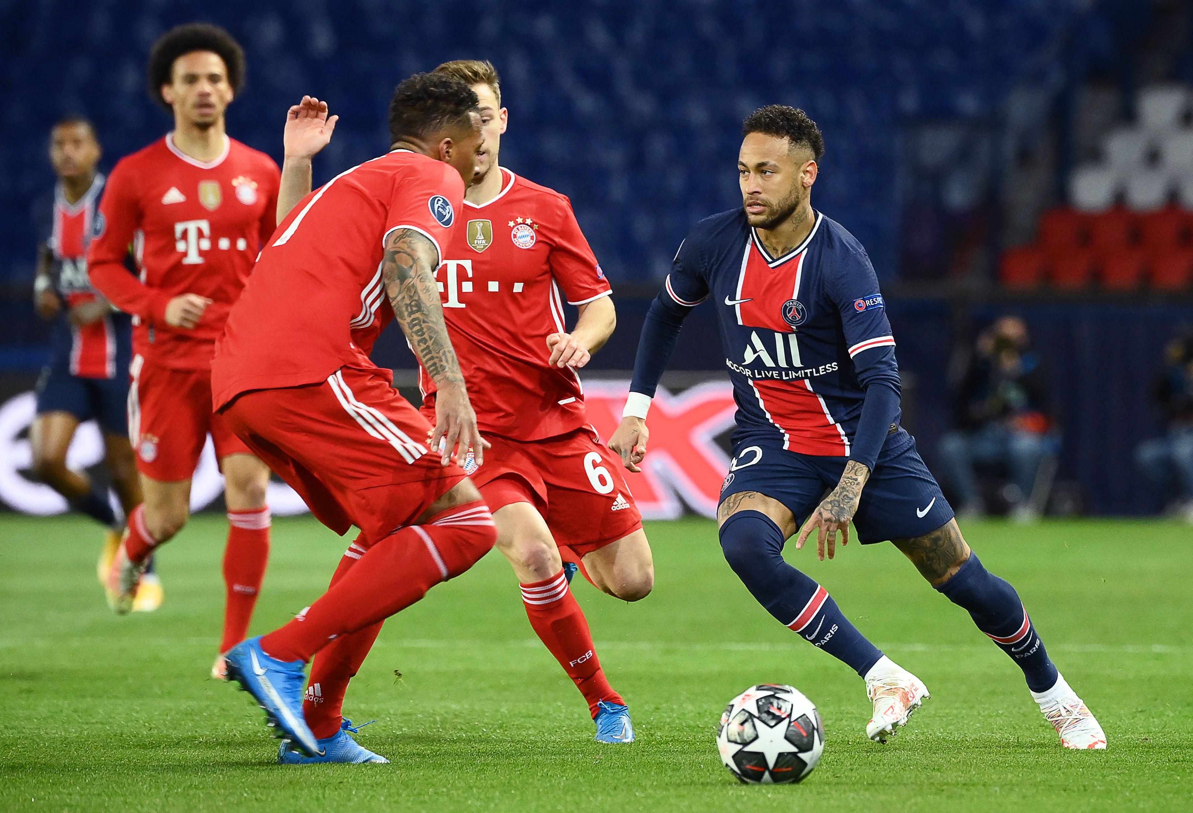 Neymar gets on the ball against Bayern Munich