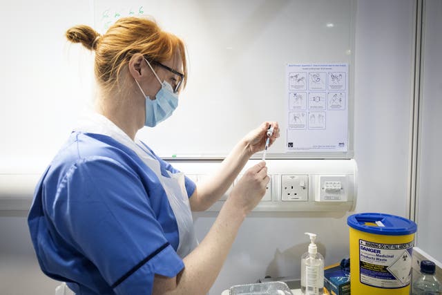 Enfermera prepara la vacuna Covid en el hospital NHS de Glasgow