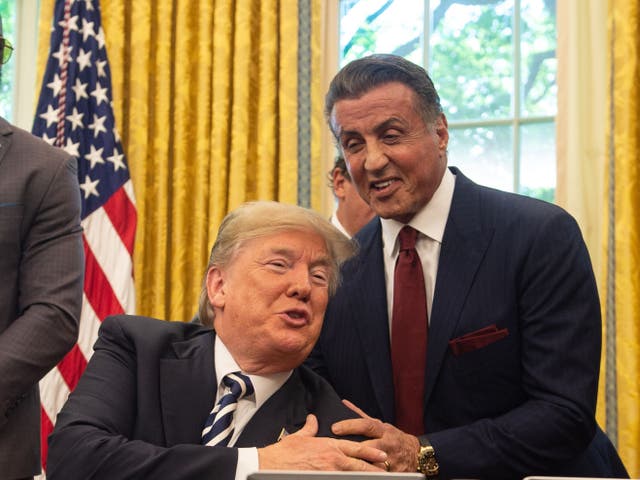 Sylvester Stallone fotografiada con Donald Trump durante una visita a la Casa Blanca en 2018