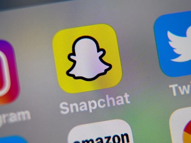 Una foto tomada el 1 de octubre de 2019 en Lille muestra el logotipo de la aplicación móvil Snapchat en una tableta.