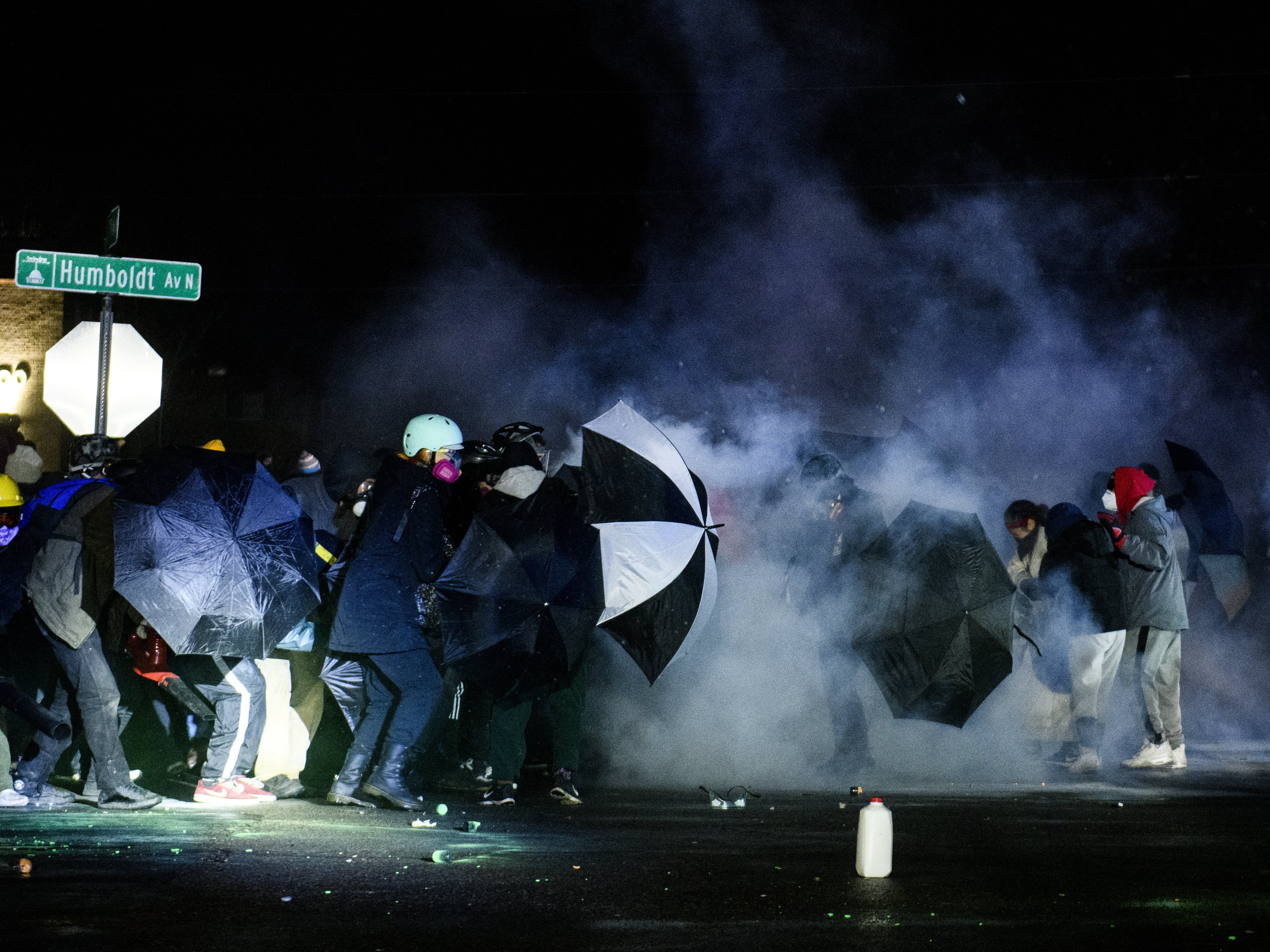 Los manifestantes se enfrentan a las fuerzas del orden frente a la sede de la policía de Brooklyn Center el 13 de abril de 2021 en Brooklyn Center, Minnesota