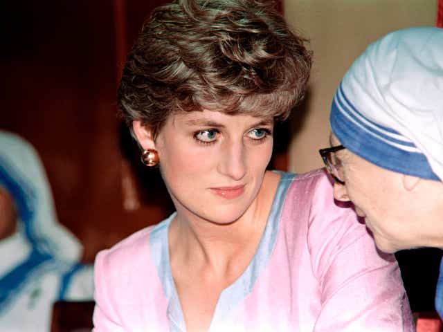 Princess Diana listens to a senior nun of the Missionaries of Charity at the house of Mother Teresa in Calcutta on 15 February 1992