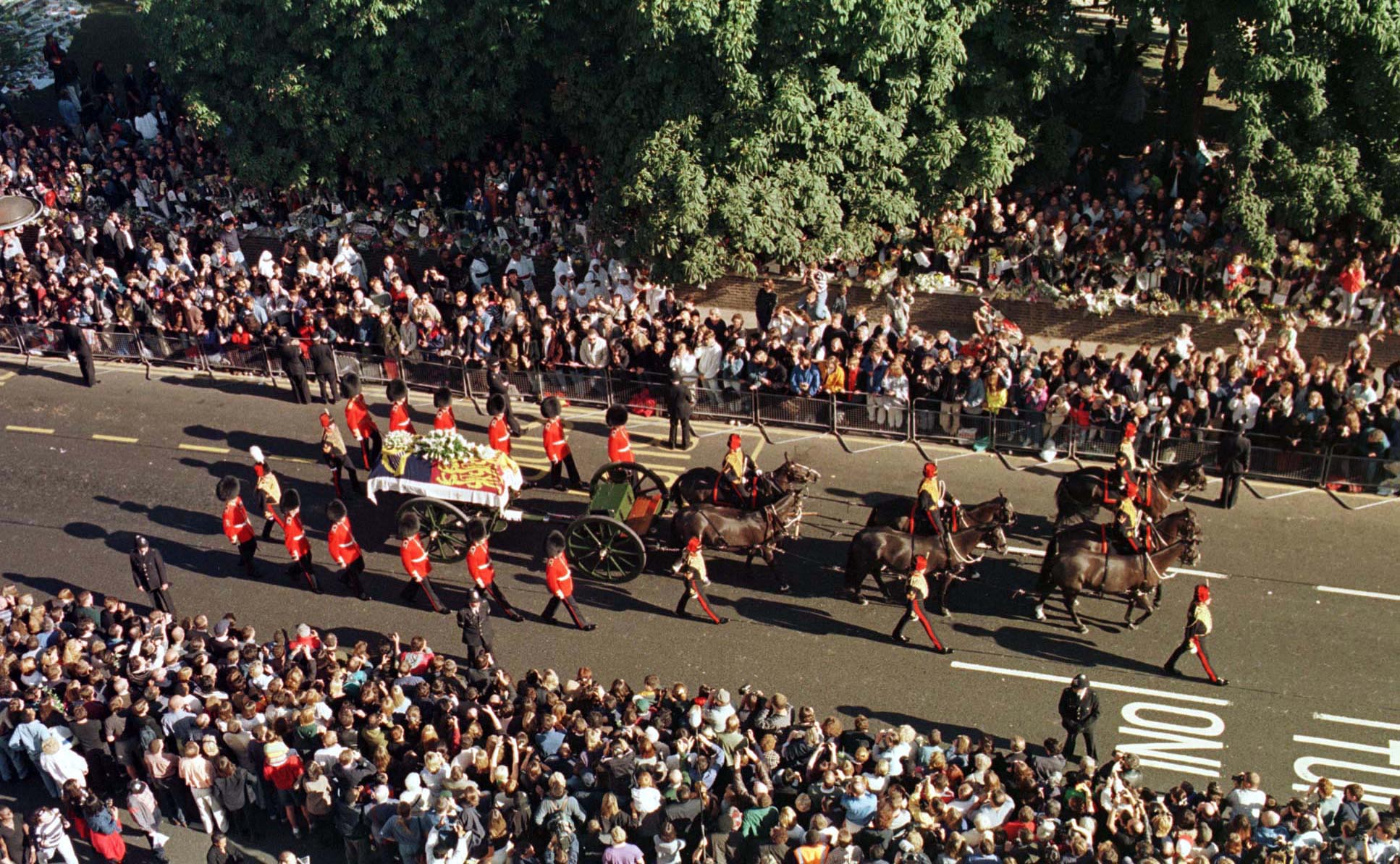 Diana’s funeral procession in front of crowds