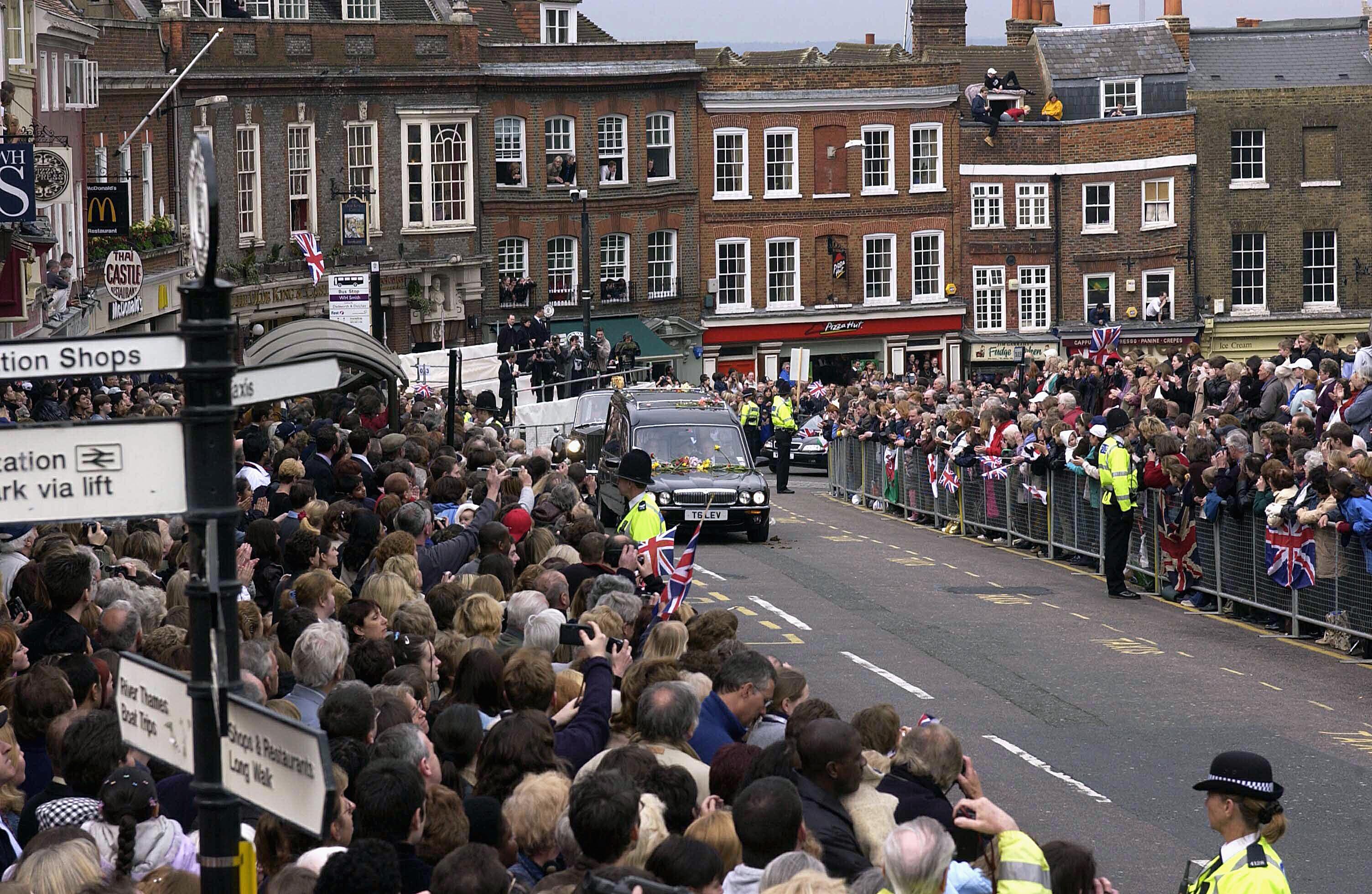 The Queen Mother’s hearse being driven through Windsor