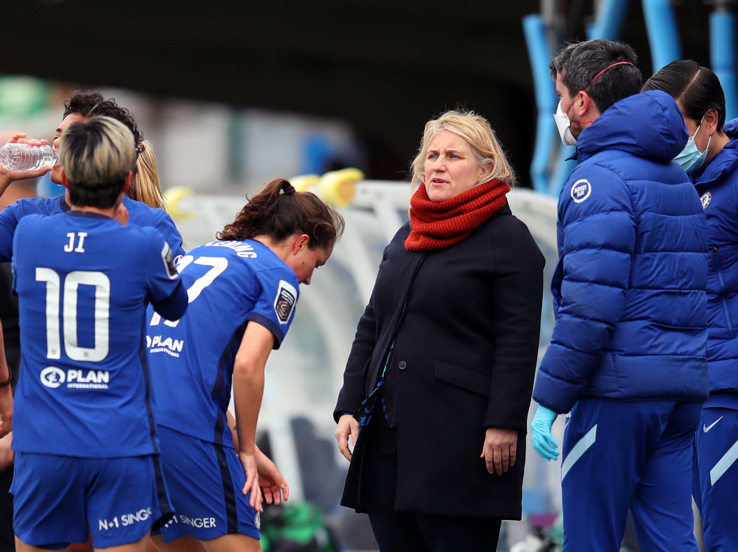 Emma Hayes with her players and fellow Chelsea staff