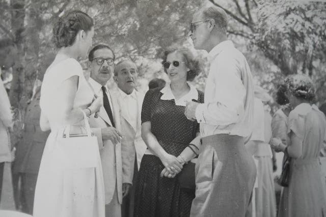El príncipe Felipe en la finca de Koukouritsa en Corfú en 1951, en conversación con los lugareños Moira Manessi, Angelos Lavranos, Dickie Sordinas e Isabella Sordina