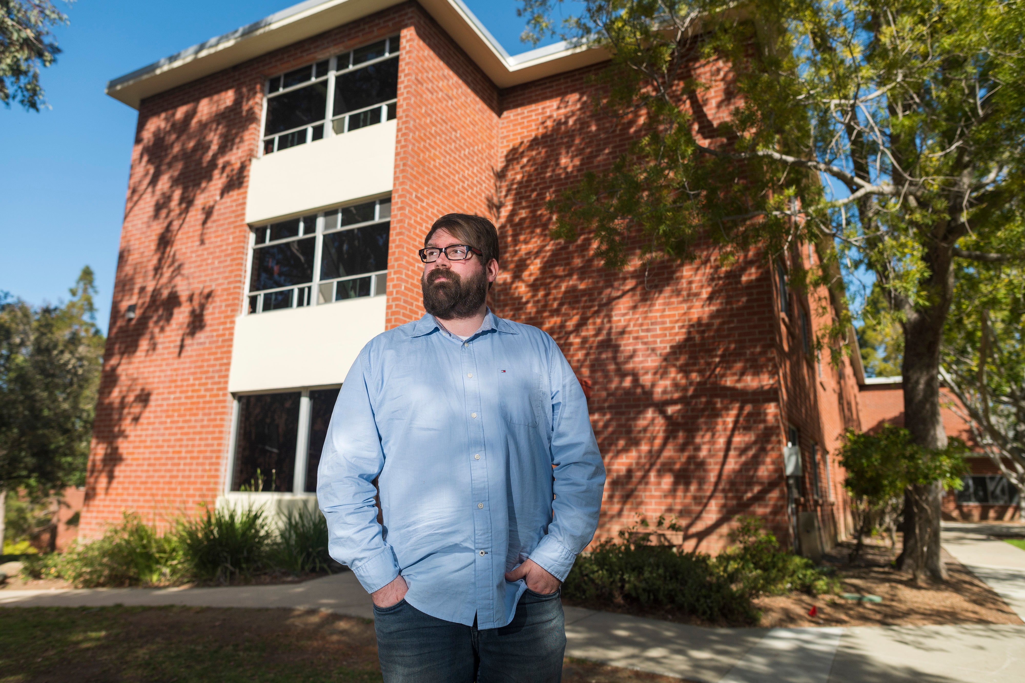 CANTANTE MISTERIO POLICIAL