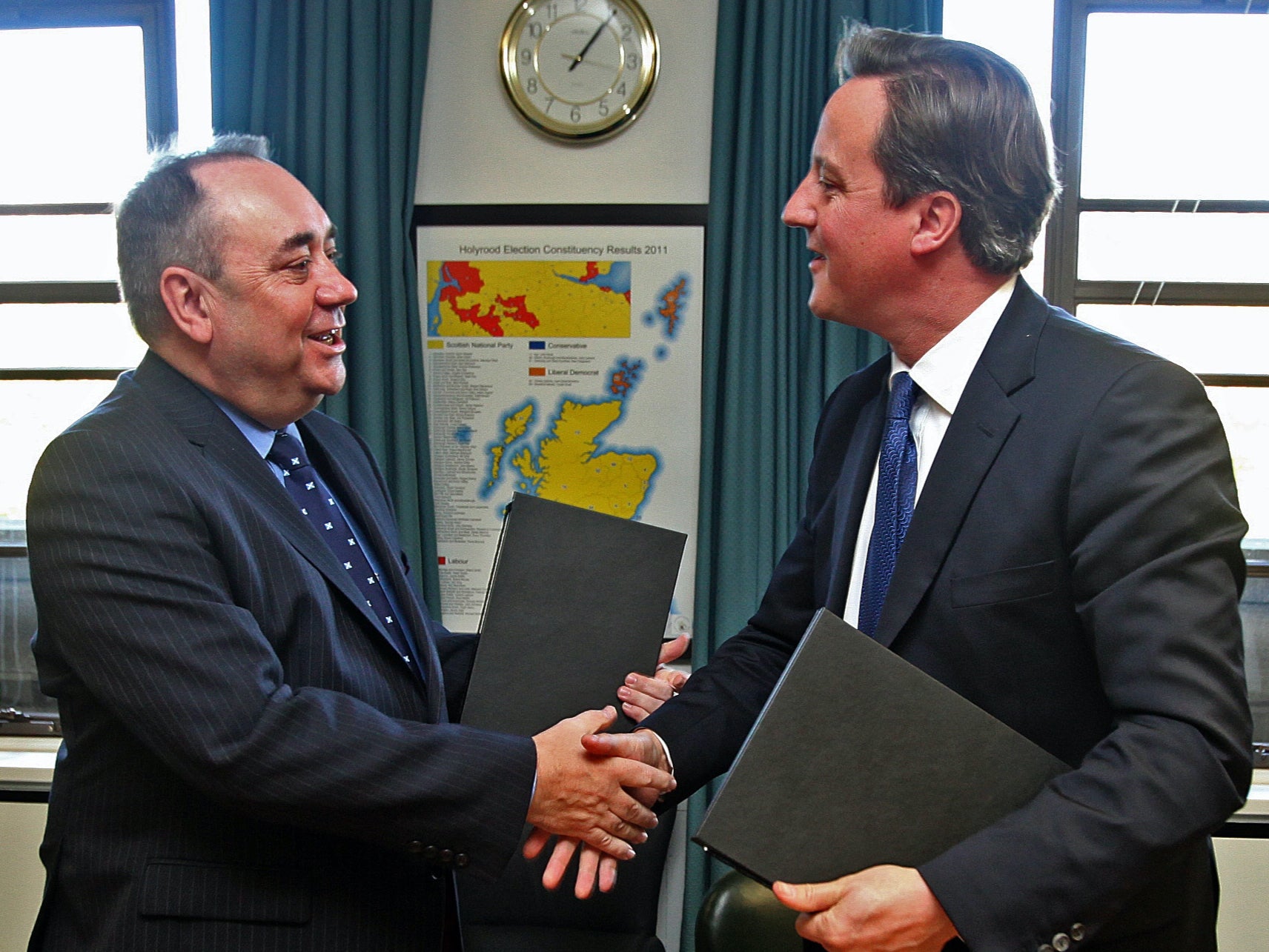 Alex Salmond and David Cameron agreeing to 2014 referendum