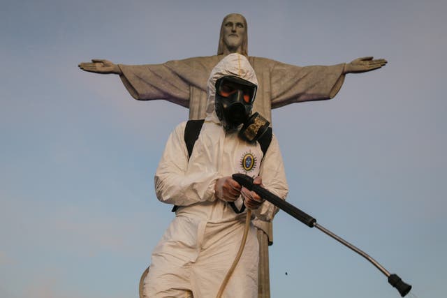 Trabajadores brasileños desinfectan santuario de Cristo Redentor