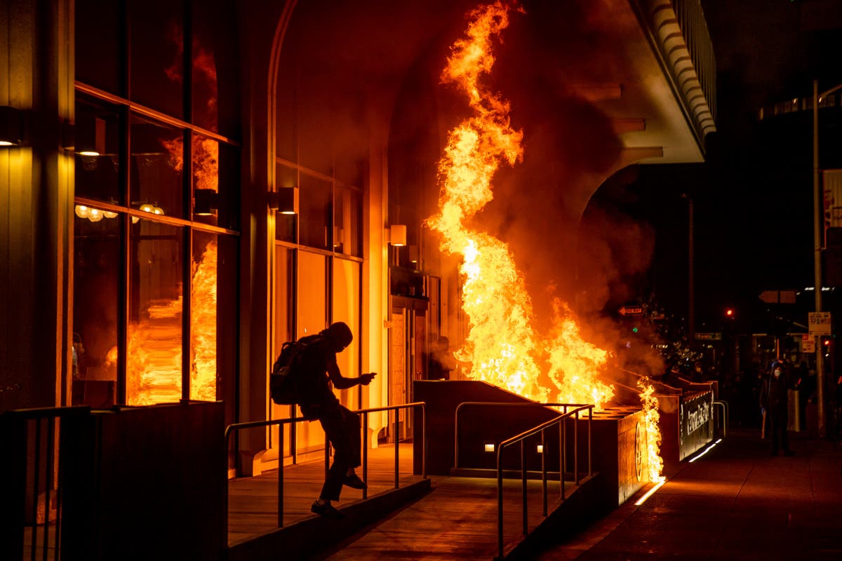 Setting fires. Фаер Бэнкс. Банк в огне. Arson Arsonist to Set Fire.
