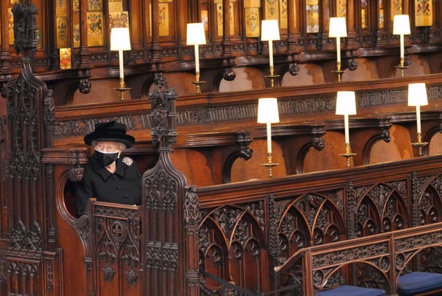 La reina Isabel II toma asiento para el funeral