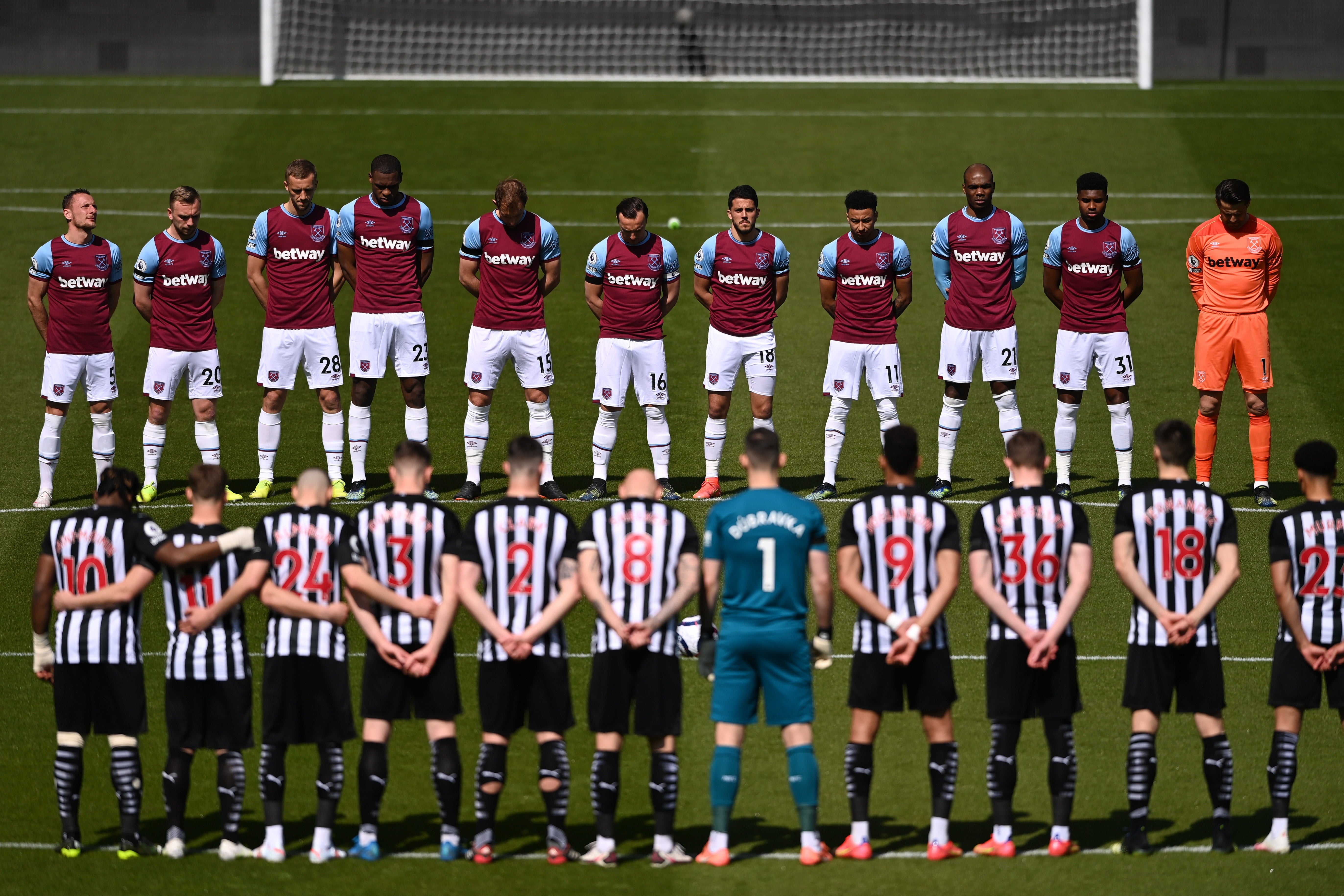 Newcastle United and West Ham players observe the silence for Prince Philip