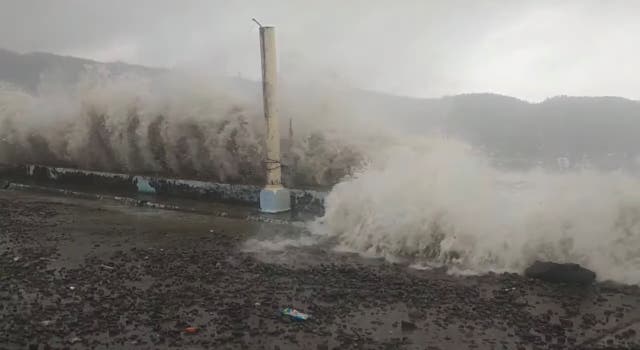 <p>Waves crash the shore as Super Typhoon Surigae moves close to the Philippines in Gigmoto</p>