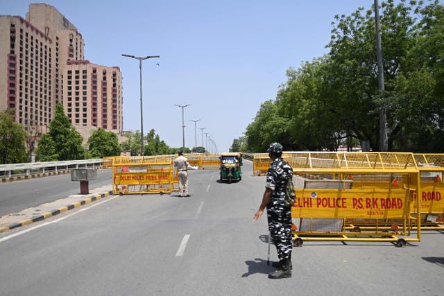 <p>Police personnel at a checkpoint during a weekend lockdown imposed by Delhi on 18 April, 2021.</p>