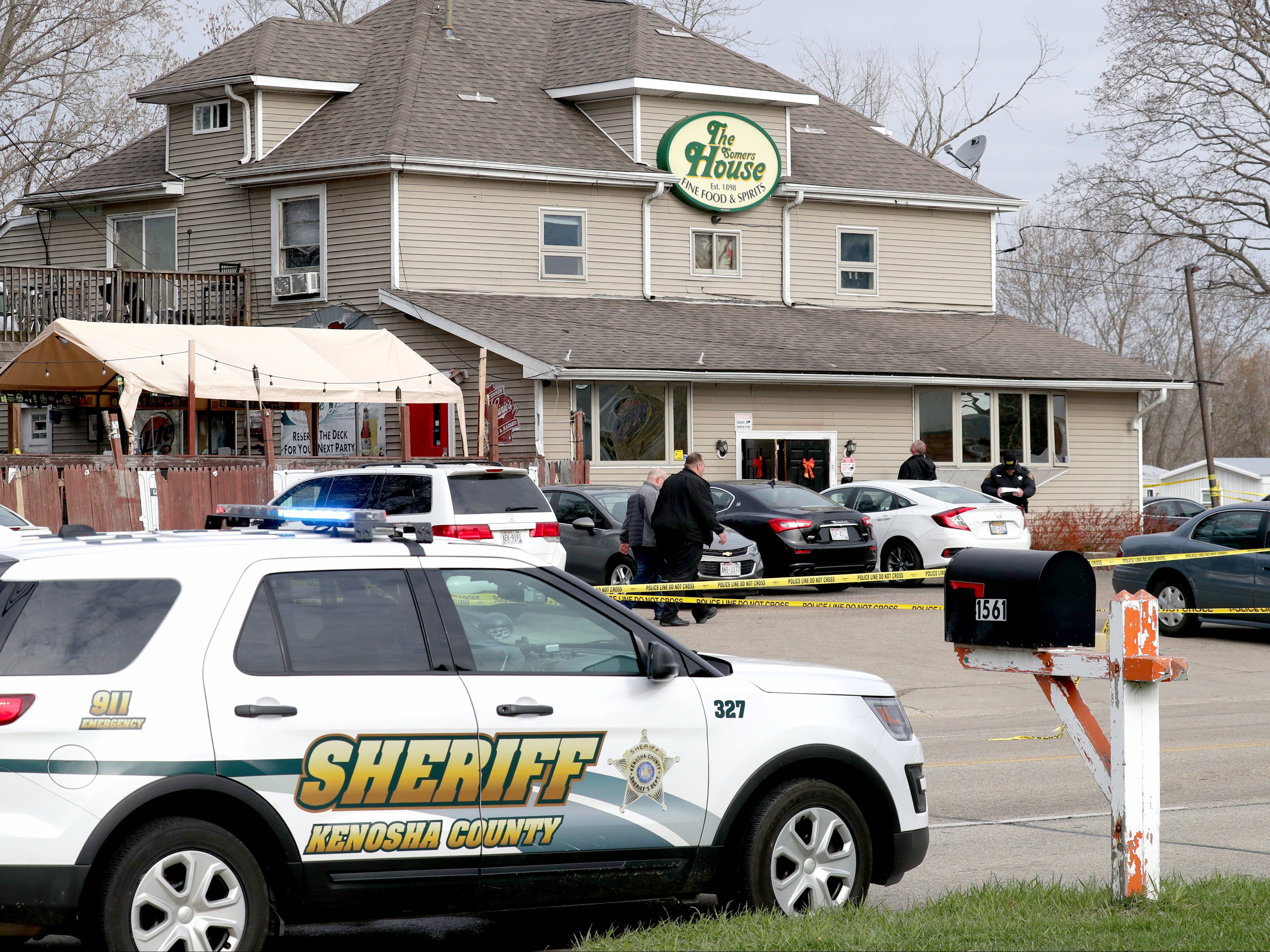 Los funcionarios investigan la escena de un tiroteo mortal en Somers House Tavern en Kenosha, Wisconsin, el domingo 18 de abril de 2021.