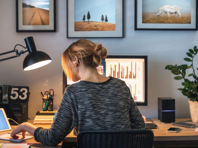 Las personas que trabajaron principalmente desde casa en 2020 trabajaron más horas y tomaron menos días de enfermedad en promedio en comparación con las personas que nunca trabajaron desde casa, dijo la Oficina de Estadísticas Nacionales.