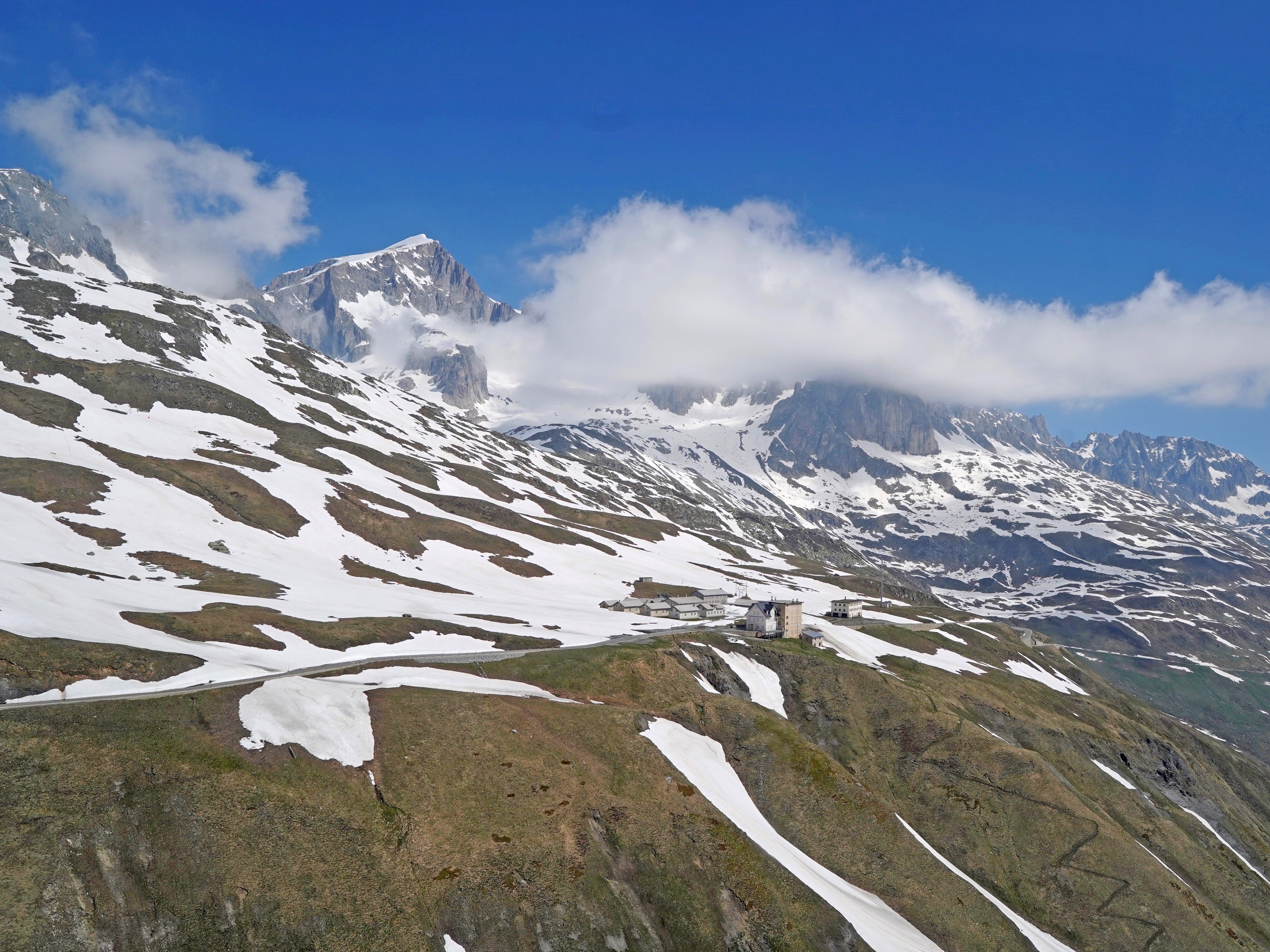 There is a clear trend towards earlier snowmelt at elevations between 1,000 and 2,500 metres. A first few spots at 2,500 metres are already snow-free in April 2020