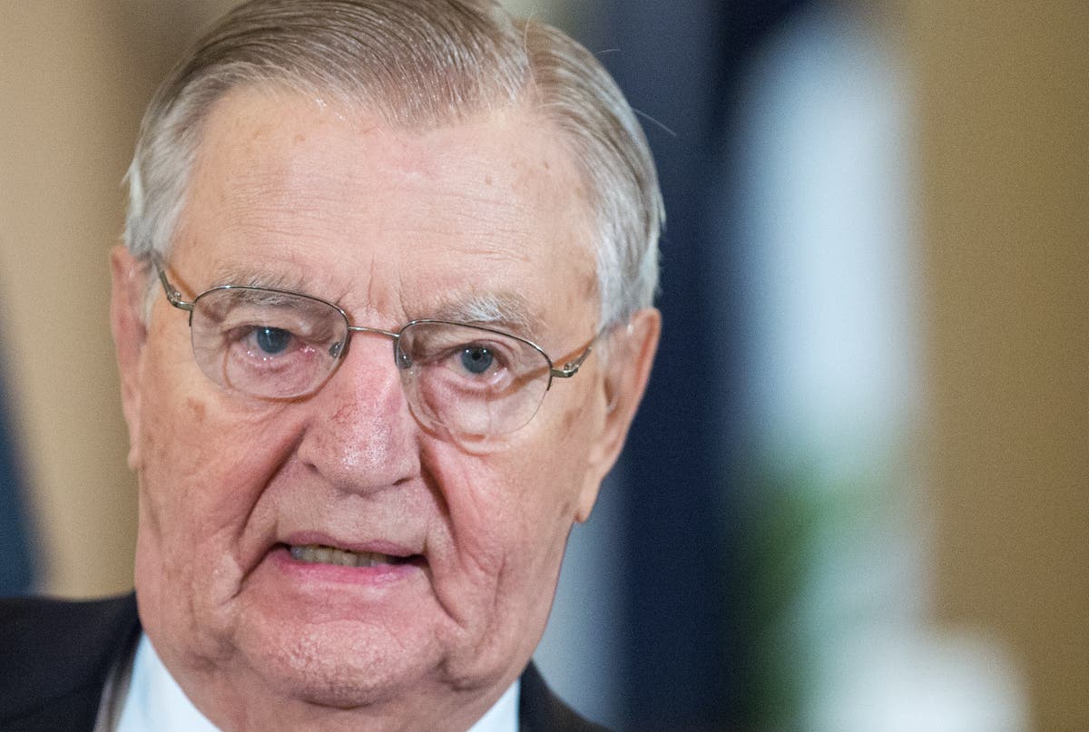 Former vice president Walter Mondale dies at 93 Former vice president Walter Mondale dies at 93