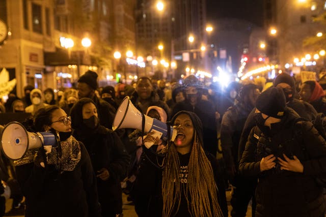 Activistas de Black Lives Matter liderados por Hana Abdur-Rahim, una organizadora local, marchan por el centro de la ciudad en reacción al tiroteo de Makiyah Bryant el 20 de abril de 2021 en Columbus, Ohio.