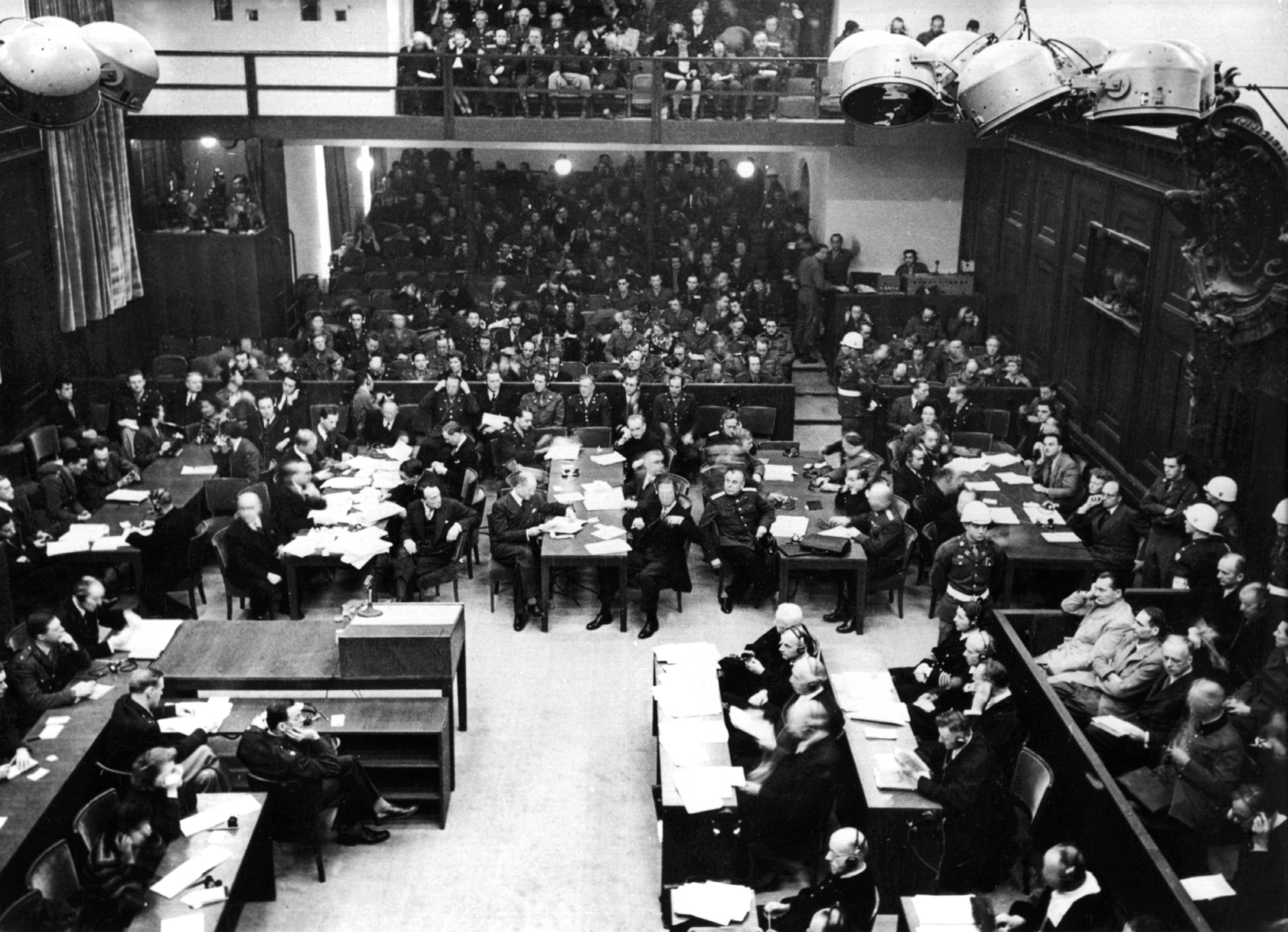 (dpa files) – A view over the courtroom at the opening of the Nuremberg Trials, in the palace of justice in Nuremberg, Germany, 20 November 1945. On the right hand side sit the defendants, in front of them their defense lawyers, in the background the stat