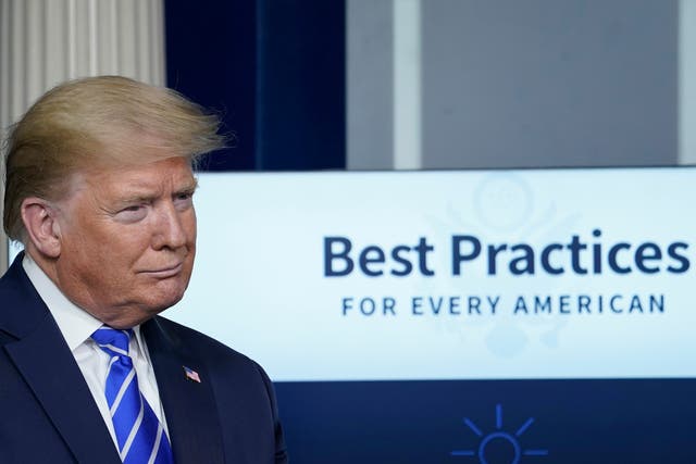 El presidente Donald Trump participa en la sesión informativa diaria del grupo de trabajo sobre el coronavirus en la Casa Blanca el 23 de abril de 2020 en Washington, DC