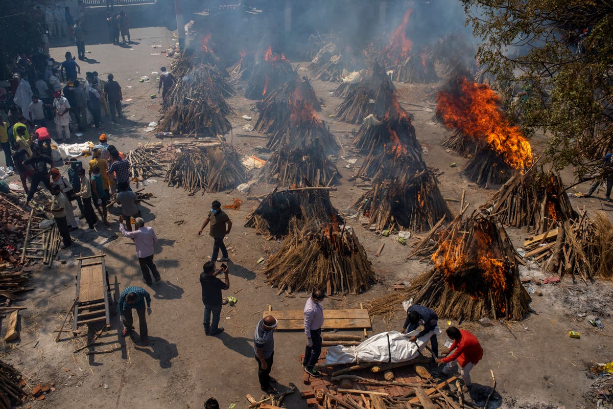 ‘We are burning bodies as they arrive’: India’s crematoriums overwhelmed as Covid crisis spirals ‘We are burning bodies as they arrive’: India’s crematoriums overwhelmed as Covid crisis spirals