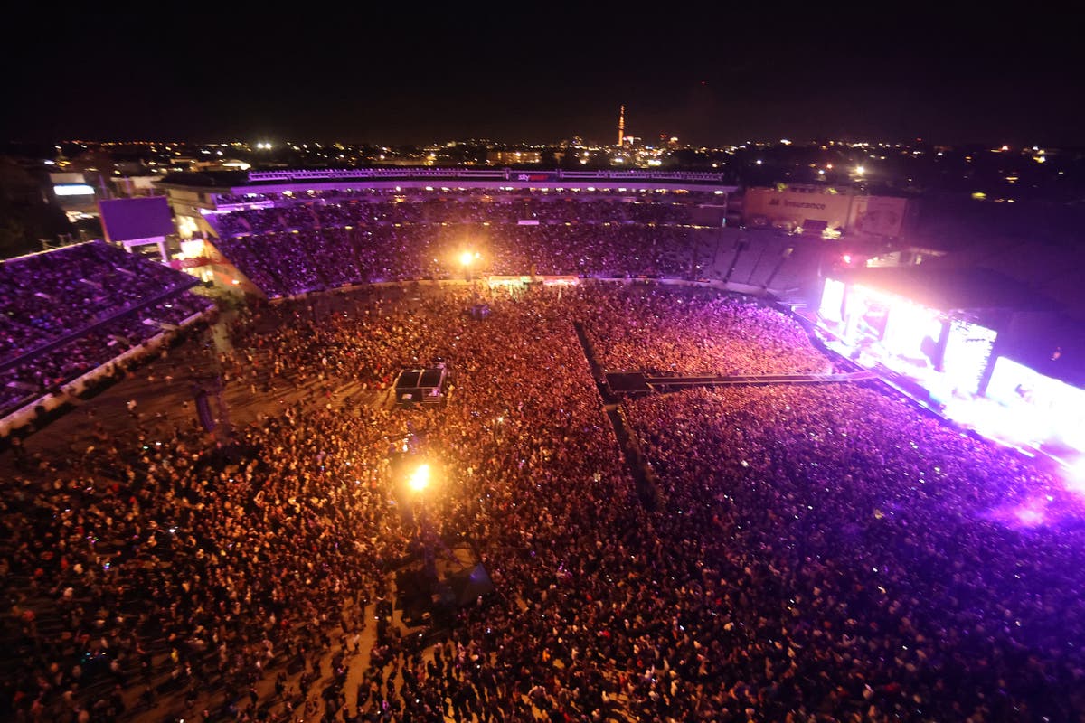 50,000 fans pack into concert in New Zealand with no masks or social