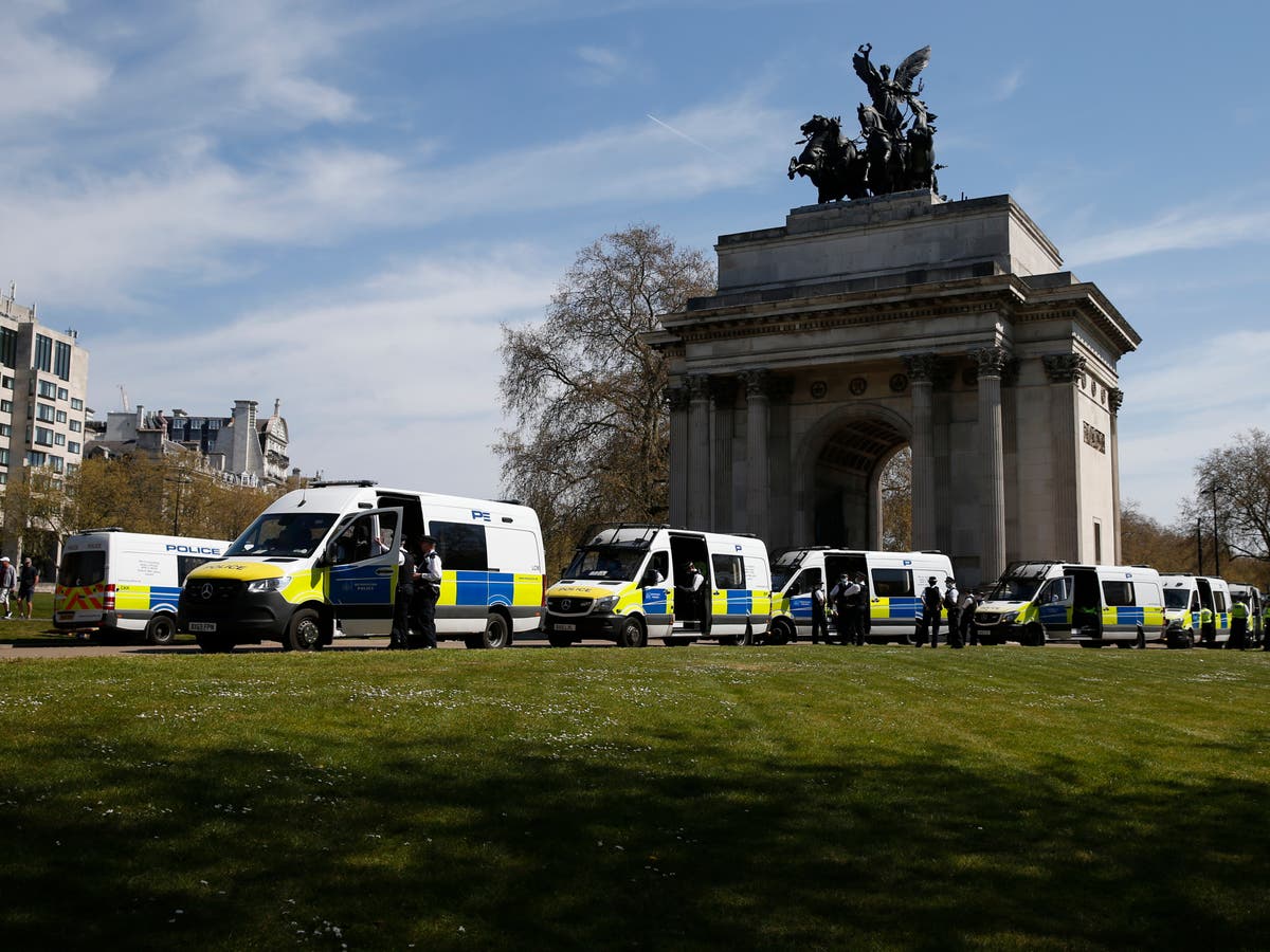 London anti-lockdown protests: Met Police Federation chief says officers are ‘human beings’ after eight injured